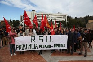 Picchetto in Regione della Rsu e dipendenti Provincia Pesaro e Urbino