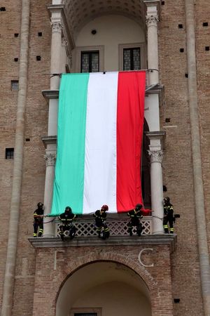 La bandiera mentre viene srotolata dai Torricini