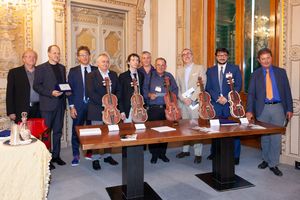 I premiati insieme allo scultore Andrea da Montefeltro e alle autorita