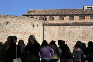 Studenti assistono esercitazione vigili fuoco