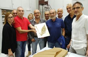 Il direttore del Centro Leonardo Gubellini mostra una specie rara dell erbario