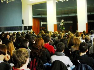 Studenti ascoltano Mariangela Gualtieri